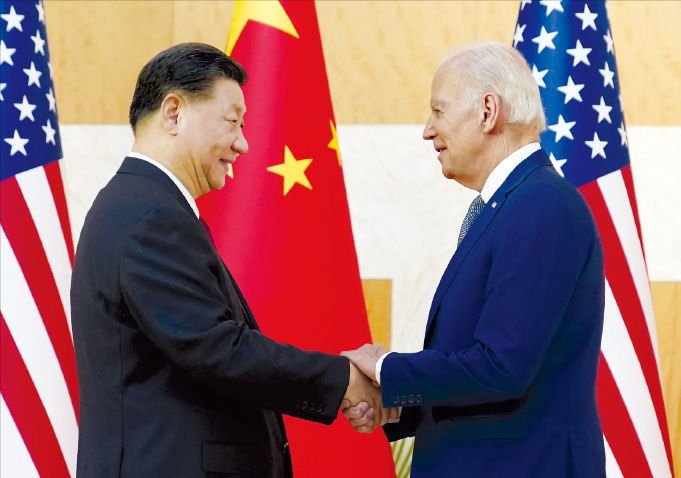 조 바이든 미국 대통령과 시진핑 중국 국가주석이 오는 15일 정상회담을 한다. 지난해 11월 인도네시아 발리에서 열린 G20 정상회의에서 바이든 대통령(오른쪽)과 시 주석이 악수하는 모습.  AP연합뉴스 