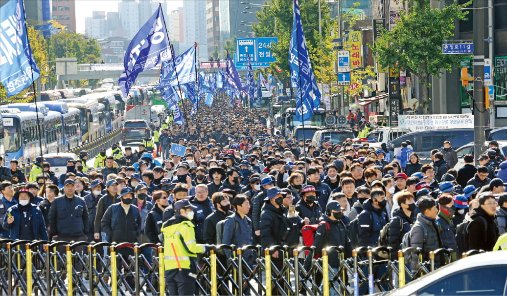 전국민주노동조합총연맹 금속노조 조합원들이 지난 11일 서울 서대문역 사거리에서 열린 ‘2023 전국노동자대회’에 참가해 행진하고 있다. 민주노총은 이날 대회에서 이른바 ‘파업조장법’으로 불리는 노동조합법 2·3조 개정안 통과 등을 주장했다.  뉴스1 