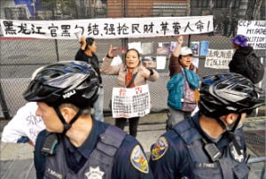 APEC 정상회의가 열리는 미국 샌프란시스코 모스콘센터 인근에서 14일(현지시간) 중국의 인권 문제를 비판하면서 시진핑 국가주석의 방미를 반대하는 시위가 벌어졌다.  /AFP연합뉴스 