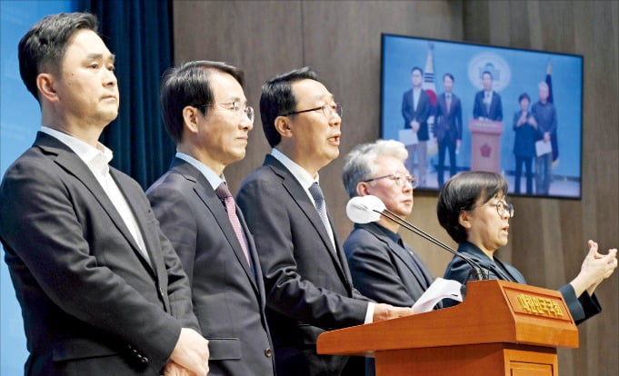 더불어민주당 김종민(왼쪽부터), 이원욱, 윤영찬, 조응천 의원이 16일 국회 소통관에서 ‘원칙과 상식’ 출범 기자회견을 하고 있다.  /김병언 기자 