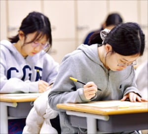 2024학년도 대학수학능력시험일인 16일 경북 포항시 남구 영일고교에서 수험생들이 답안지를 작성하고 있다.   /뉴스1 