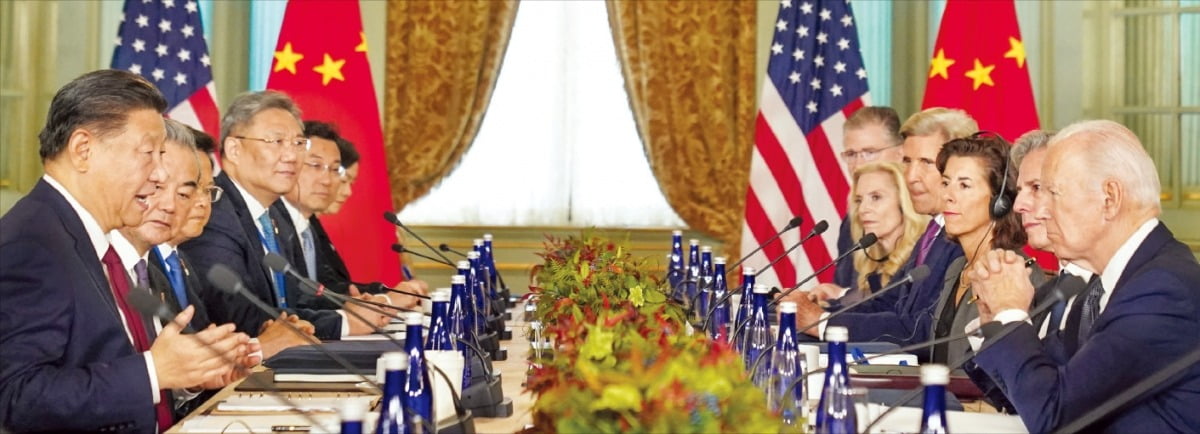 조 바이든 미국 대통령(오른쪽 맨 앞)과 시진핑 중국 국가주석(왼쪽 맨 앞)이 15일(현지시간) 미국 샌프란시스코 인근 우드사이드에서 양국 국무·외교 장관 등 주요 고위 관계자들이 배석한 가운데 회담하고 있다. 양국 정상의 대면 회담은 1년 만이다. /로이터연합뉴스 