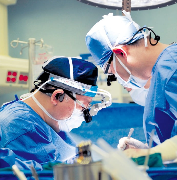 박재범 삼성서울병원 이식외과 교수(왼쪽)가 국내 첫 자궁이식수술을 집도하고 있다. /삼성서울병원 제공 