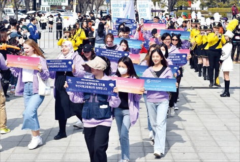 2030세계박람회 범시민 걷기대회에 참가한 외국인들.  부산시 제공 