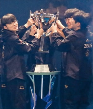 19일 서울 고척돔에서 이상혁(왼쪽)이 T1 팀원들과 우승컵을 들어 올리고 있다.  사진공동취재단 