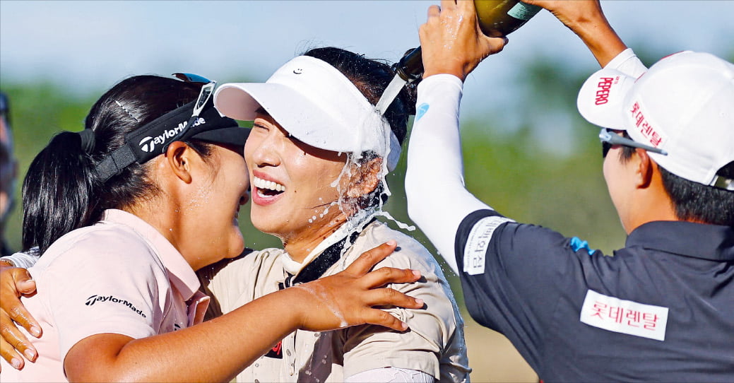 양희영(가운데)이 20일(한국시간) 열린 미국여자프로골프(LPGA)투어 CME그룹 투어챔피언십에서 우승을 확정한 뒤 동료들에게 축하받고 있다. AFP연합뉴스 