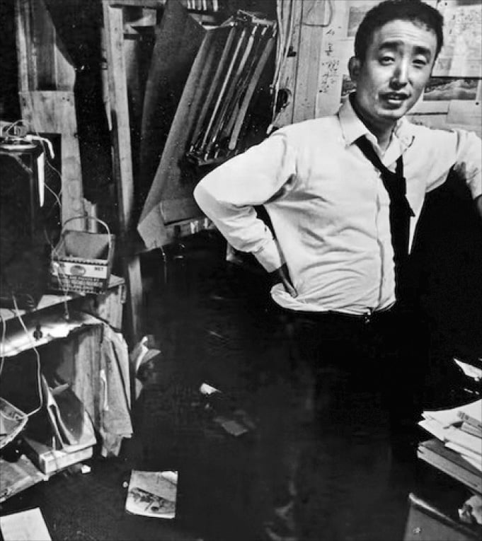 ‘전쟁 세대’였던 백남준은 1956년 한국을 떠나 해외 아방가르드 예술을 이끌며 혁신가로 살았다. 사진은 미국 뉴욕 스튜디오에서의 백남준.  앳나인필름 제공    