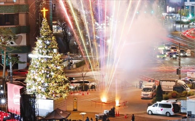 [사진으로 보는 세상] 서울광장 크리스마스트리 점등