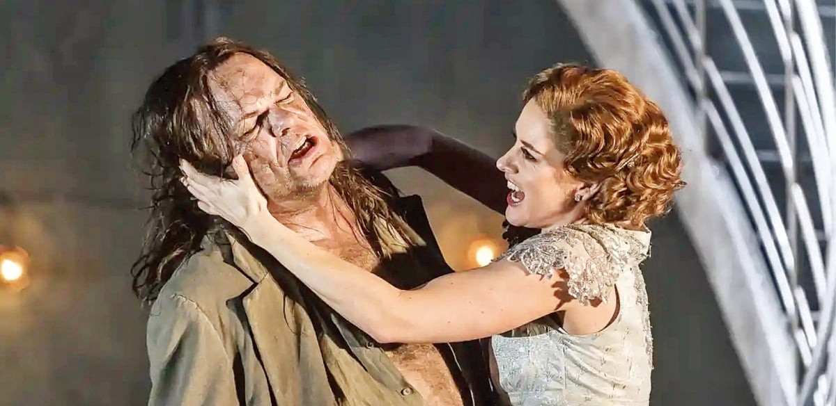 슈트라우스 오페라 '살로메'에서 요한(마이클 볼레)과 살로메(말린 비스트룀)가 대립하는 장면. 