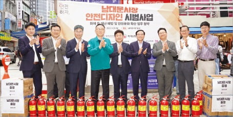 행정안전부와 화재보험협회, 12개 손해보험사가 지난 9월 서울 남대문시장에 소화기 250대를 기증했다. /행정안전부 제공
 