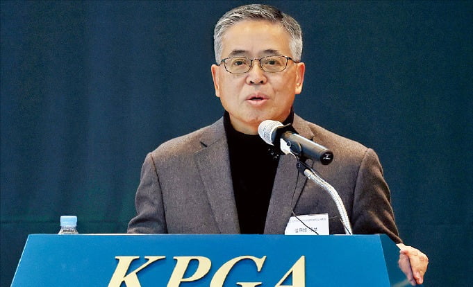 김원섭 풍산그룹 고문이 23일 경기 성남시 KPGA 빌딩에서 KPGA 회장 당선 소감을 밝히고 있다. /KPGA 제공 