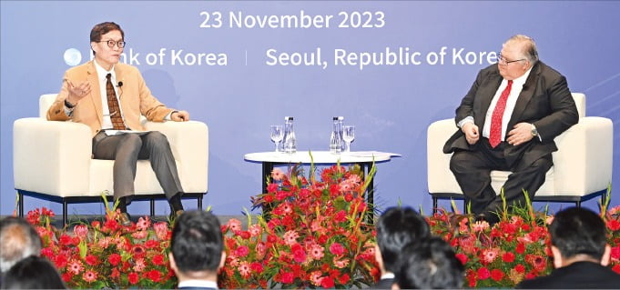 이창용 한국은행 총재(왼쪽)가 23일 서울 남대문로 한국은행 별관 콘퍼런스홀에서 아구스틴 카르스텐스 국제결제은행(BIS) 사무총장과 중앙은행 디지털화폐(CBDC)를 주제로 대담하고 있다.  /사진공동취재단 