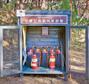 화재보험협회가 서울 남산 둘레길에 설치한 산불진화장비. /화재보험협회 제공
 