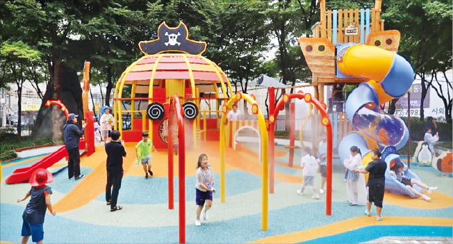 지난 8월 개장한 서울 충무로 묵정어린이공원. 주민과 어린이들의 아이디어를 반영해 여덟 개의 문어 다리 모양을 본뜬 터널로 조성했다.  코오롱그룹 제공 