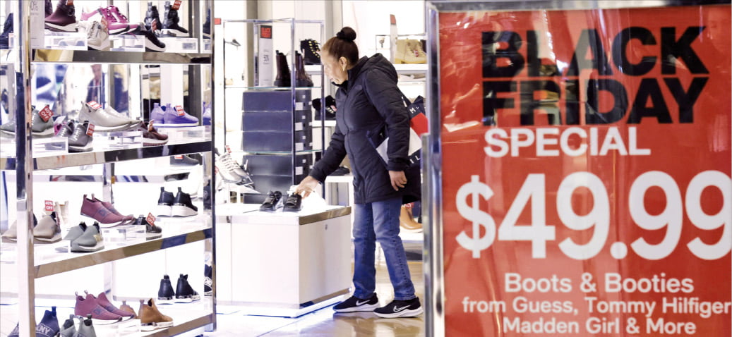 미국 최대 쇼핑 대목인 블랙프라이데이(지난 24일)인데도 뉴욕시 메이시스백화점의 신발 매장이 한산한 모습이다. 대형 소매판매점들이 예년보다 블랙프라이데이 할인율을 낮추면서 고객이 줄었다.   AFP연합뉴스 