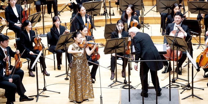 지난 25일 KBS교향악단 정기연주회에서 지휘자 마리오 벤자고가 바이올리니스트 미도리와 호흡을 맞추고 있다.  KBS교향악단 제공 
