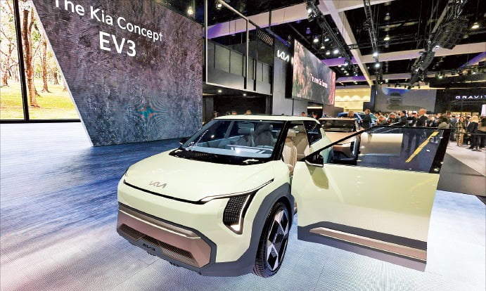 2023 LA 오토쇼에서 공개된 기아 ‘EV3’ 콘셉트카. /로이터연합뉴스 