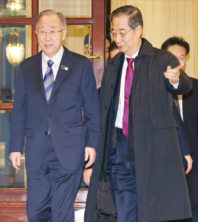 < 반기문 ‘깜짝 지원’ > 한덕수 국무총리(오른쪽)와 반기문 전 유엔 사무총장이 ‘2030 부산 세계박람회(엑스포)’ 유치 결정을 하루 앞둔 27일 프랑스 파리의 한 호텔에서 막바지 유치 활동을 위해 이동하고 있다. 반 전 총장은 28일 열리는 5차 프레젠테이션 연사로 나설 것으로 알려졌다.  연합뉴스 