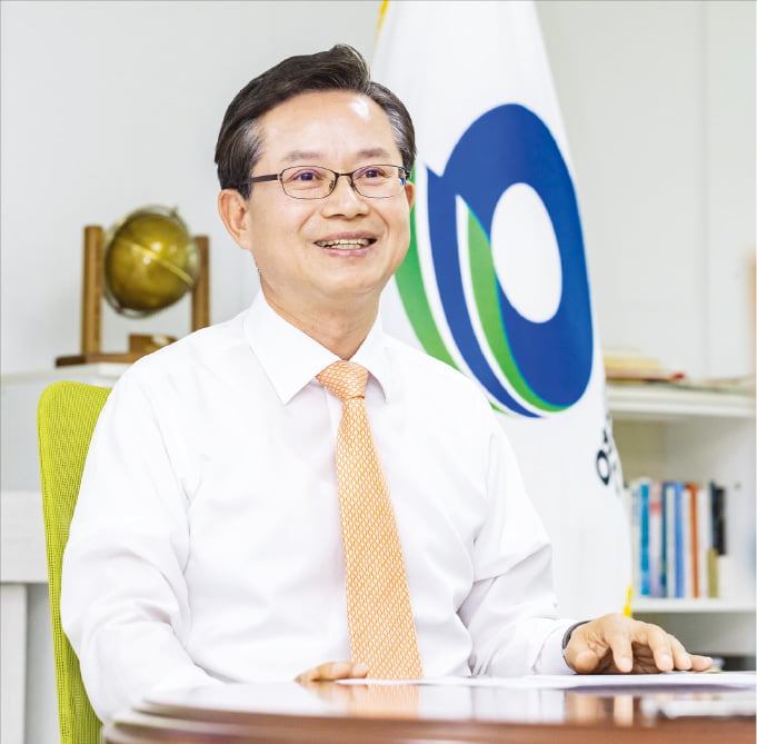 최호권 영등포구청장이 한국경제신문과의 인터뷰에서 과학인재 양성의 중요성을 강조하고 있다.  
 영등포구청 제공 