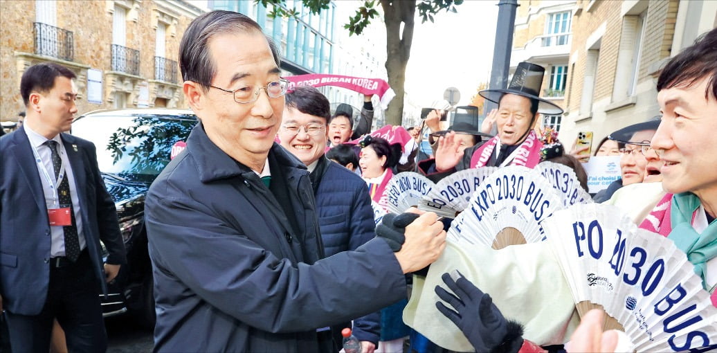 한덕수 국무총리가 28일 프랑스 파리 외곽 ‘팔레 드 콩그레’에서 열리는 국제박람회기구(BIE) 총회에 참석하기 위해 입장하고 있다. 한 총리는 이날 총회 개최 직전까지 부산에 대한 지지를 각국 대표단에 호소했다.  연합뉴스 