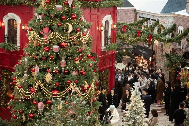 현대백화점은 2023 크리스마스 시즌 '해리의 꿈의 상점'을 테마로 대형 크리스마 트리와 유럽 작은 공방들이 모여 있는 이국적인 골목길을 재현한 H빌리지를 조성했다.