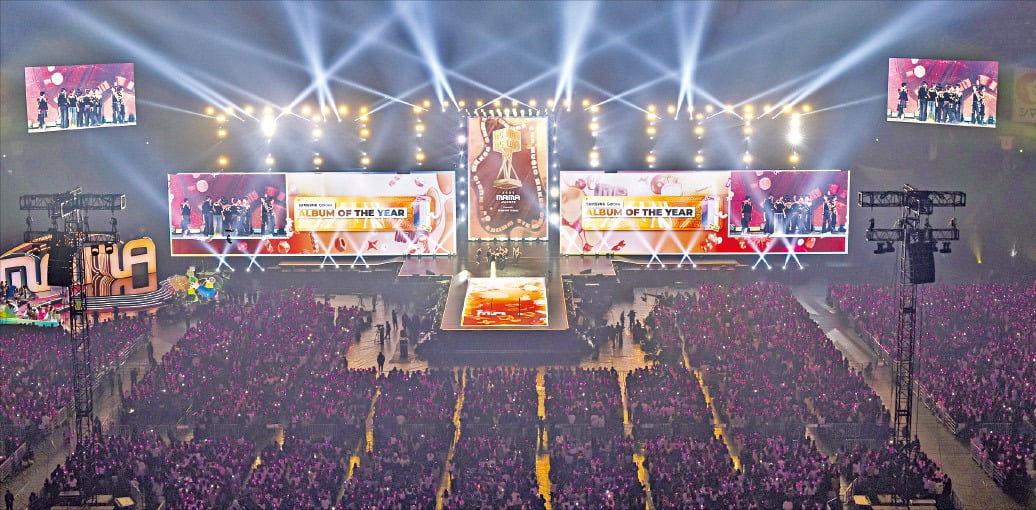 지난 28~29일 일본 도쿄돔에서 세계 최대 K팝 시상식인 ‘2023년 마마 어워즈(MAMA AWARDS)’가 열렸다. 이번 행사는 이틀간 판매 좌석 8만 석이 매진될 정도로 일본 한류 팬들이 뜨거운 관심을 보였다.  CJ ENM 제공 