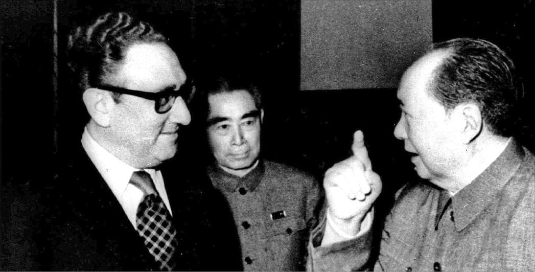 1973년 리처드 닉슨 미국 대통령 특사로 중국을 방문한 헨리 키신저(왼쪽)가 마오쩌둥 중국 주석과 대화하고 있다. 가운데는 저우언라이 총리. /한경DB 