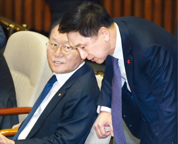 국민의힘 김기현 대표(오른쪽)와 윤재옥 원내대표가 30일 국회 본회의에서 대화하고 있다.  /뉴스1 