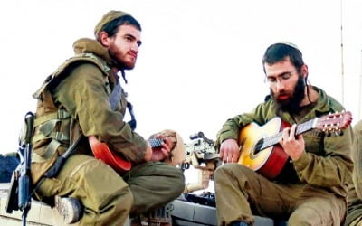 [포토] 휴전 하루 더 연장…모처럼 한가한 이스라엘 군인들