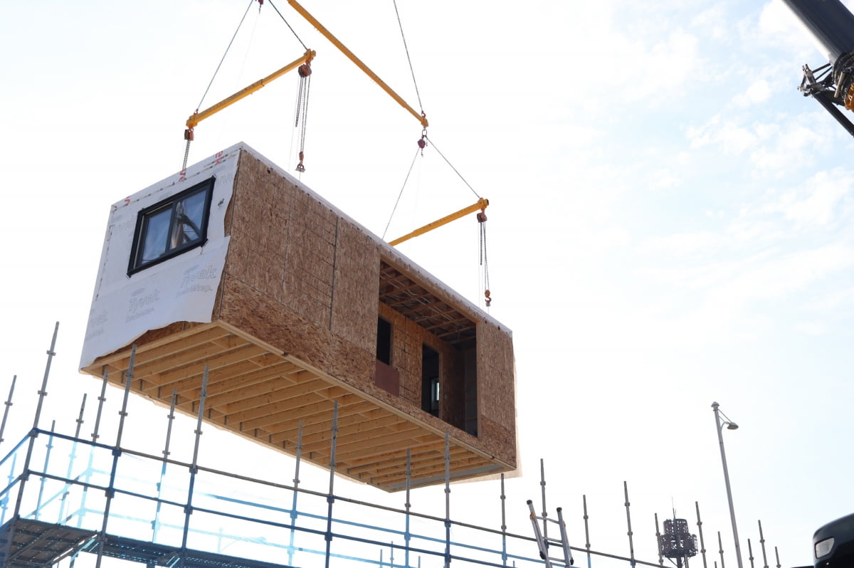 GS건설 자회사 자이가이스트가 상부인양방식으로 모듈러 주택을 설치하는 모습. 사진=GS건설