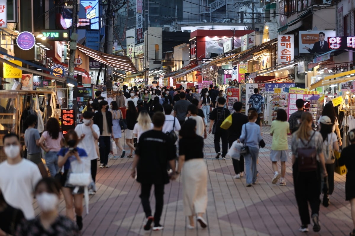 청년들로 붐비는 서울 홍대 거리 모습.    사진=연합뉴스