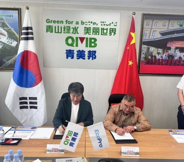 송호준 에코프로 대표(왼쪽)와 허개화 GEM 회장이 11월 3일 인도네시아에서 니켈 제련소 QMB 2기 투자 계약을 체결한 뒤 계약서에 서명하고 있다. 사진=에코프로 제공
