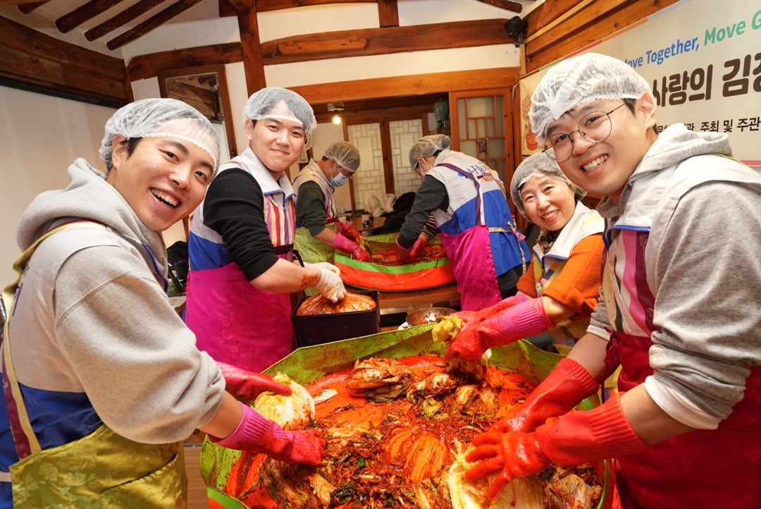 동국제강 임직원들로 구성된 나눔지기 봉사단이 김장을 하고 있다. 사진=동국제강 제공