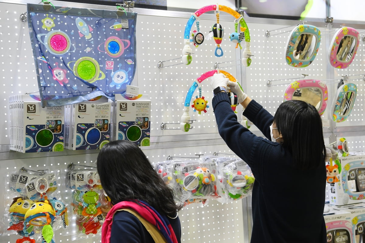 서울 삼성동 코엑스에서 열렸던 '베이비페어'에서 관람객들이 육아 용품을 살펴보고 있다./한국경제
