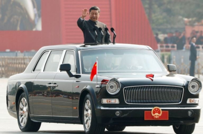 시진핑 중국 국가주석이 2019년 10월 1일 중국 베이징에서 열린 건국 70주년 열병식에서 차량에서 손을 흔들고 있다. 사진=로이터·연합뉴스