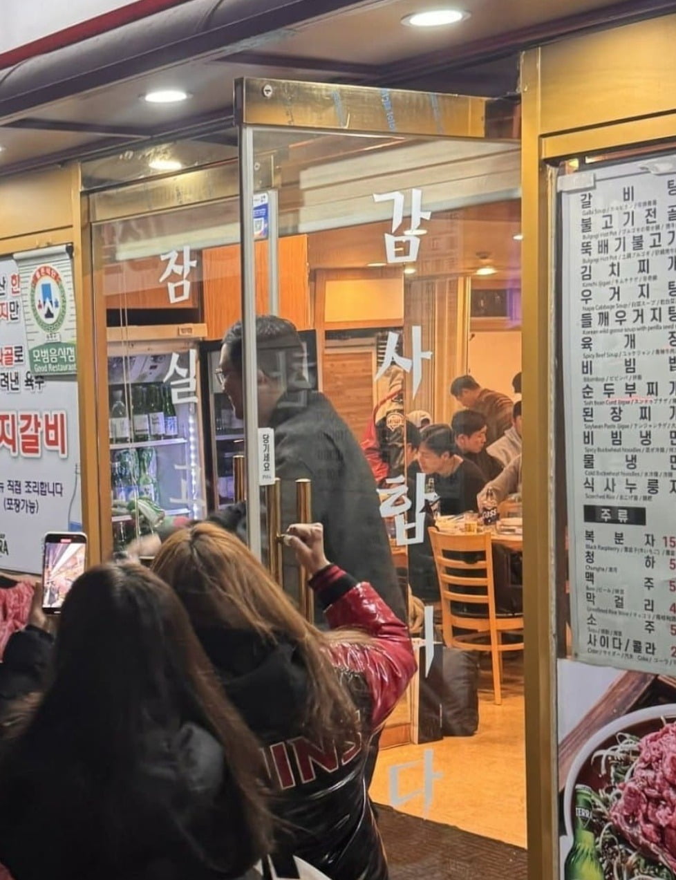서울 잠실의 한 식당에서 열린 LG트윈스 선수단 회식에 참석하는 구광모 LG그룹 회장. 사진=온라인 커뮤니티