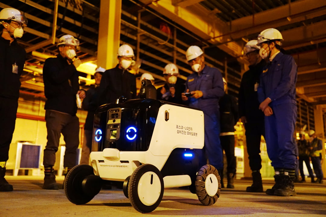 포스코·LG가 만든 로봇, 광양제철소 누비며 설비 관리 '척척'
