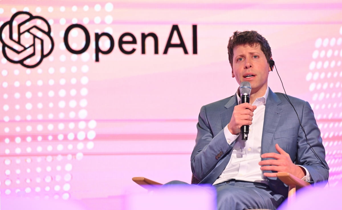 샘 올트먼 오픈AI 대표가 6월 9일 서울 여의도 63스퀘어에서 중소벤처기업부 주관으로 열린 ‘K-Startups meet OpenAI’에서 대담을 갖고 있다. / 20230609 강은구 기자