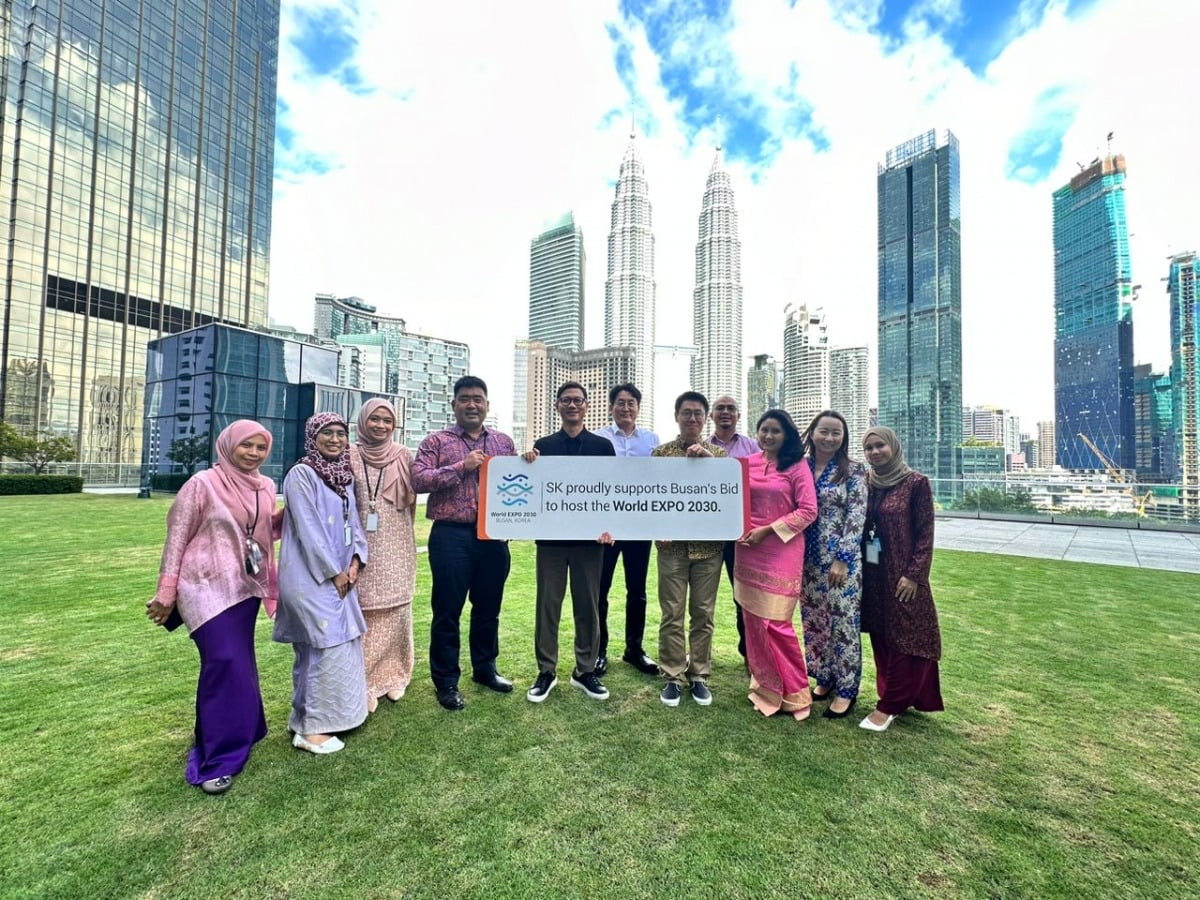 SK어스온 말레이시아 쿠알라룸푸르 지사 직원들이 2030 부산엑스포 유치를 응원하고 있다. 사진=SK어스온 제공