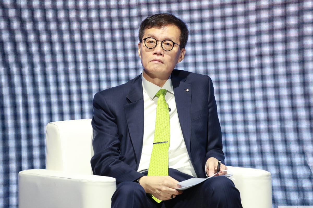 이창용 한국은행 총재가 11월 6일 한국은행-세계은행(WB) 서울 포럼을 계기로 로렌스 서머스 전 미국 재무장관과 화상 대담을 하고 있다. 사진=한국은행 제공.