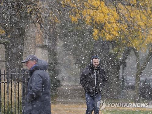 아직 꽃도 지지 않았는데…첫눈에 설국이 된 美 시카고