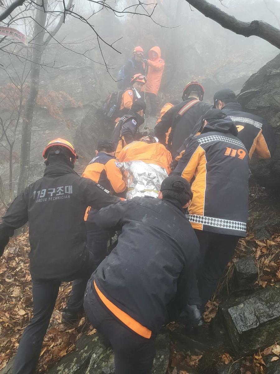 안개로 구조헬기 못뜨자 골절상 등산객과 밤새 야영한 119대원들