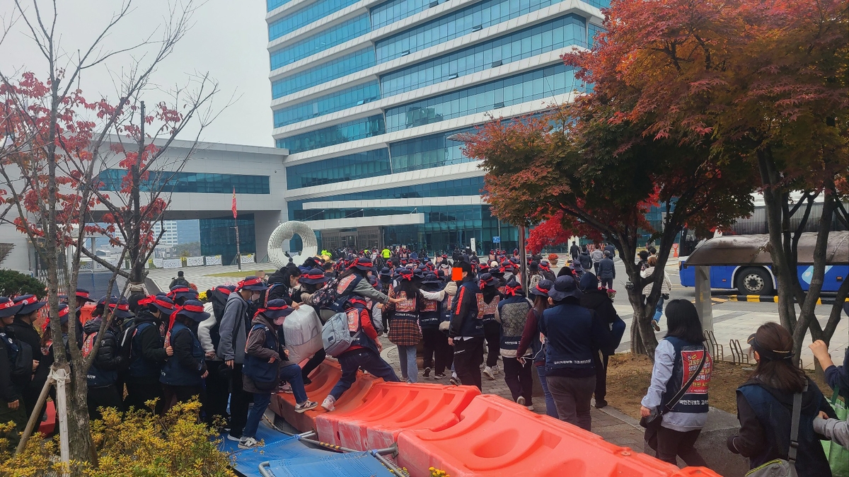 "해고 없는 소속기관 전환" 건보 고객센터지부 무기한 총파업