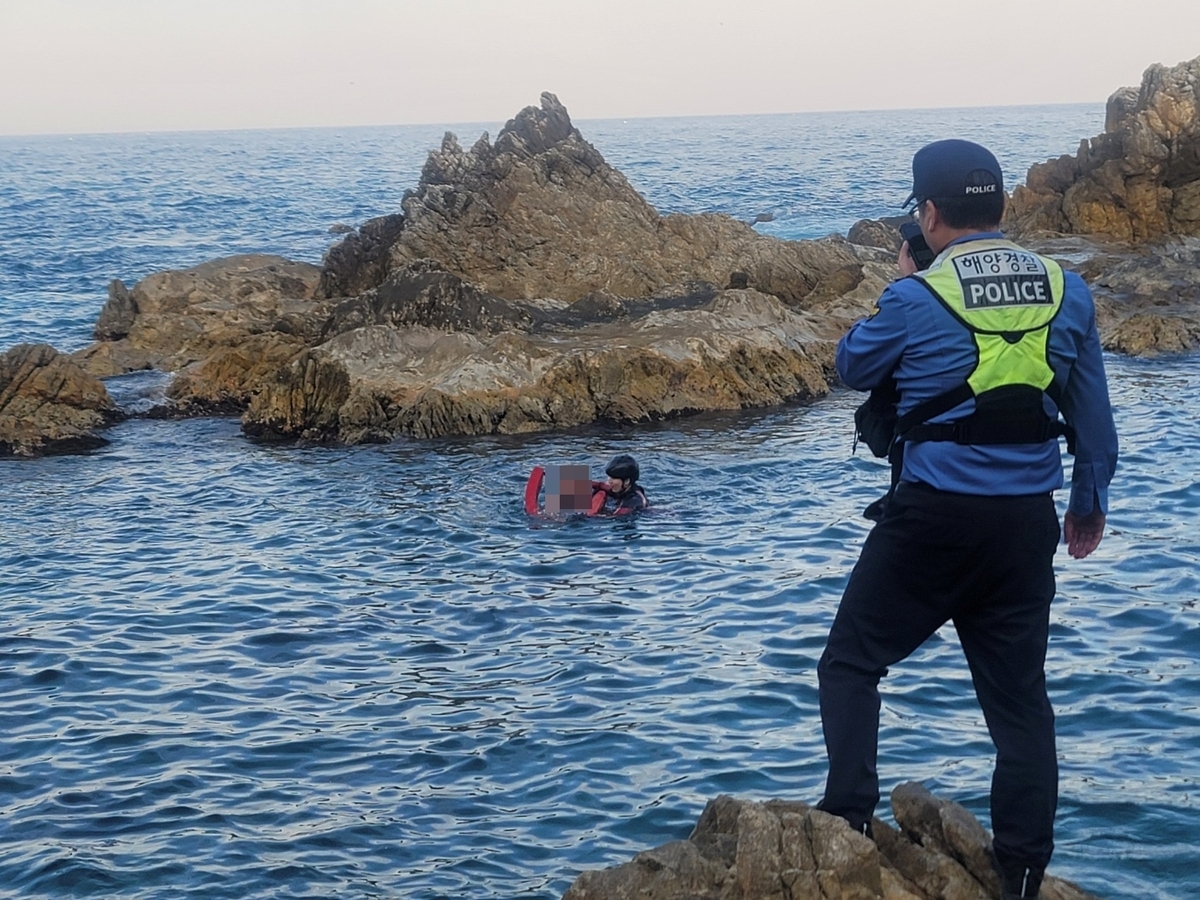 구명조끼 없이 삼척 갯바위 고립된 70대 해경에 구조