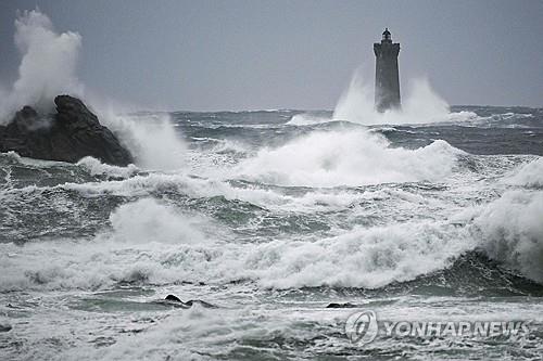 폭풍 시아란 프랑스 서북부 강타…120만 가구 정전에 1명 사망