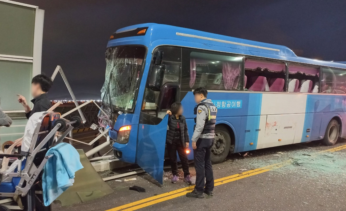 인천공항 부근서 통근버스가 가드레일 충돌…13명 경상