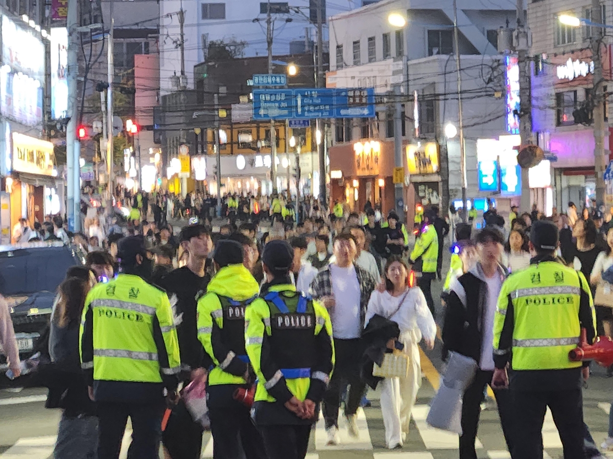 [현장] "천천히 순서 지켜주세요"…부산 불꽃축제 인파 집결