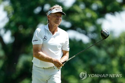 최경주, PGA 시니어 2R 공동 6위…랑거, 또 에이지 슈트