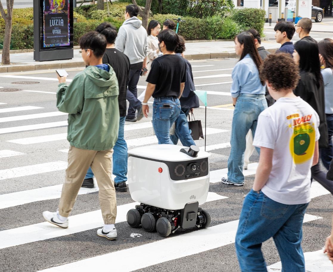 강남 한복판에 배달로봇…장애물 피하고 신호등 건너 음식 날라