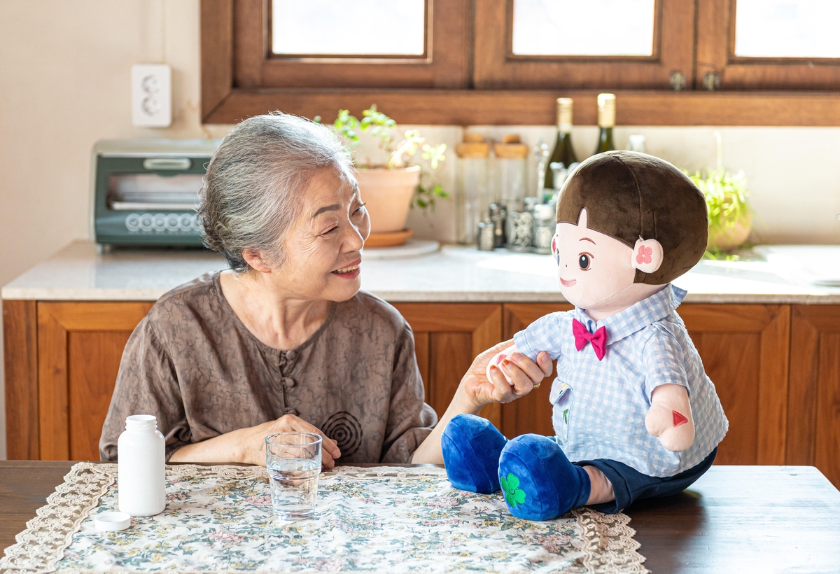 전남도, 독거노인 1천100명에 반려로봇 보급